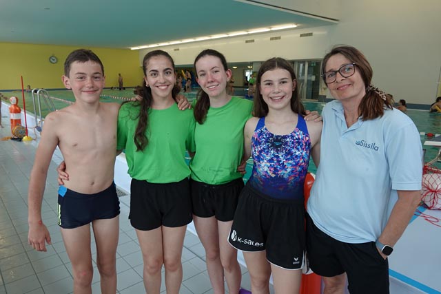 Teilen Freude am Hallenbad (von links): Die SLRG-Mitglieder Joel Acklin, Norah-Marie Legreid, Viola Rehmann, Fiona Näf mit Bademeisterin Denise Grob. Foto: Peter Schütz