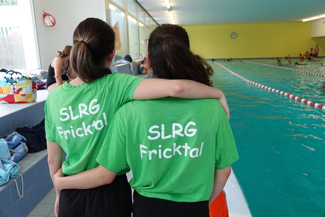 Am Jubiläumfsfest dabei waren auch Mitglieder der SLRG Fricktal. Stolz zeigen sie die Aufschrift auf ihren Shirts. Fotos: Peter Schütz