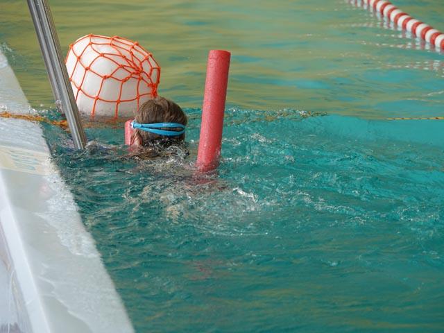 Eine Teilnehmerin der Splash-Olympiade im Einsatz. Foto: Peter Schütz