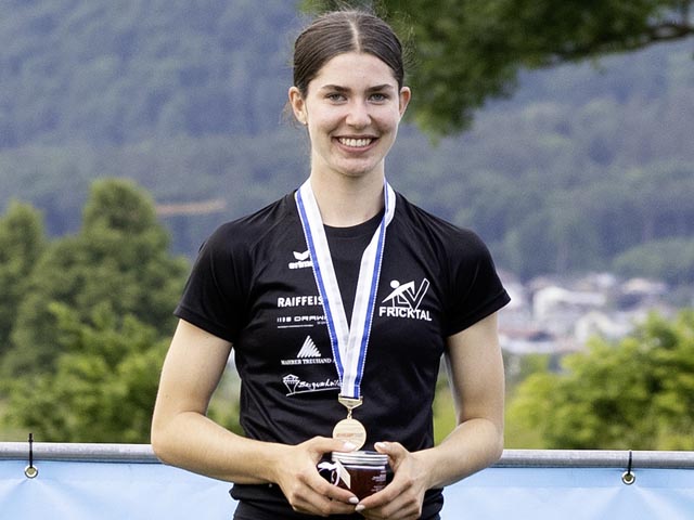 Lucia Acklin freut sich in Landquart über Sieg und U20-EM-Limite im Siebenkampf. Foto: Doris Acklin