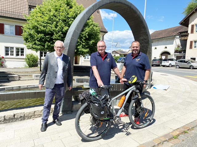 Der slowUp Hochrhein geht am Sonntag, 16. Juni, in die 19. Runde. Start ist dieses Mal in Kaisten. Im Bild (von links) Gemeindeammann Stephan Wiestner, Gerhard Zumsteg (Präsident des Vereins slowUp Hochrhein), und Christian Schweizer (Geschäftsführer des slowUp Hochrhein). Foto: Sonja Fasler 