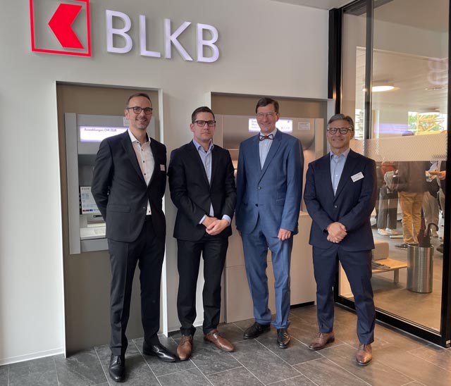 Von links: Jan Mathis, Leiter Region Fricktal, Lukas Fuchs, Geschäftsführer und Mitinhaber der Tierstein AG, Franz Ruder, Mitglied des Gemeinderats Frick, und John Häfelfinger, CEO der BLKB. Foto: Lilia Staiger