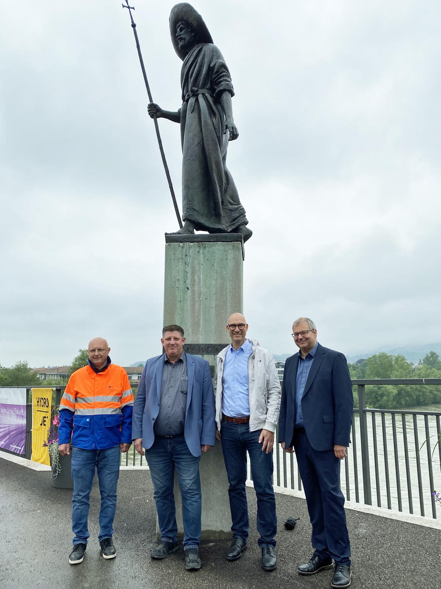 Von links: Erhard Wyss (Projektleiter des Kantons), Beat Käser (Gemeindeammann von Stein), Martin Bühler (Leiter Unterabteilung Realisierung beim Kanton) und Alexander Guhl (Bürgermeister von Bad Säckingen) unter dem frisch sanierten Heiligen Fridolin. Foto: Sonja Fasler
