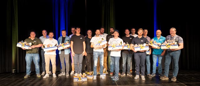 Von links: Tobias Walenciak (15 Jahre), Jörg Kaiser (GL), Philipp Brugger (10 Jahre), Stefan Nägele (15 Jahre), Tobias Mathis (GL), Martin Damm (15 Jahre), Hans-Peter Osswald (15 Jahre), Marc Grellinger (10 Jahre), Benjamin Behnecke (10 Jahre), Roman Baumann (15 Jahre), Tobias Metzger (10 Jahre), Patrick Meier (15 Jahre), Dani Stutz (GL), Maximilian Karlin (15 Jahre), Bernhard Wichtel (15 Jahre), Sven Bär (10 Jahre), Andreas Schmidt (10 Jahre); zwei Jubilare fehlen auf dem Bild. Foto: zVg