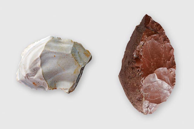Weitere Funde aus der mittleren Altsteinzeit: Ein so genannter Levalloiskern aus Silex (links) und ein Schaber aus Radiolarit (rechts). Foto: Archäologie Baselland. 
