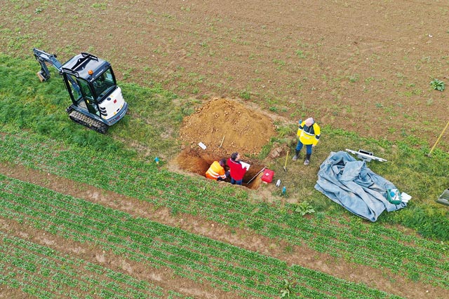 Um mehr über die Herkunft der Artefakte herauszufinden, wurde am Fundort eine Sondierung durchgeführt. Foto: Archäologie Baselland