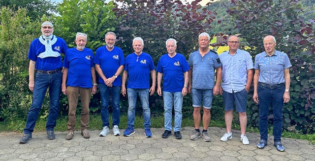 Der alte und neue Vorstand (Andy Bisig, Ernst Furler, Hugo Imhof, Dieter Stammherr, Josef Gertiser; es fehlt Walter Hofmann) und die drei neuen Aktiven André Gertiser, Peter Senn und Urs Siebenhaar. Foto: zVg