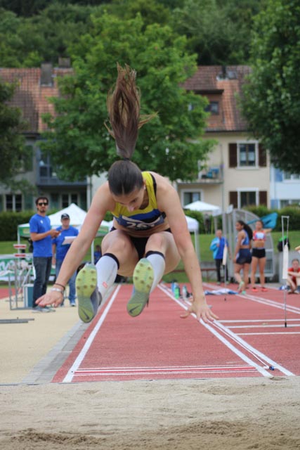 Erstes und drittes Bild: Chiara Liaudet fliegt im Weitsprung auf 5.52m und wird Regionenmeisterin. Foto: Stefan Hoenke