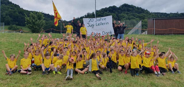 Jugi Kaisten mit Leiterin Rebecca Russell-Güdel. Foto: zVg