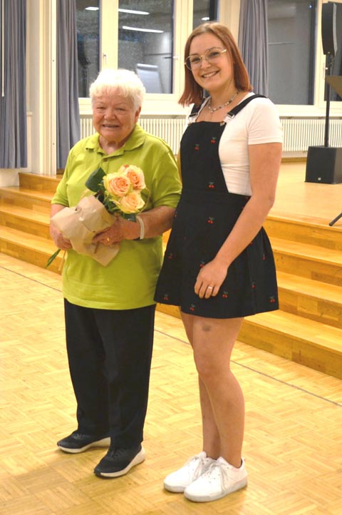 Frieda Zeugin wird für 68 Jahre Mitgliedschaft von Melina Zwahlen geehrt. Foto: zVg