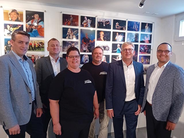 Die Bankleiter der Fricktaler Raiffeisenbanken mit Doris und Stefan Müller (OK Schupfart Festival) in der Mitte. Foto: zVg