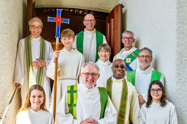 Pfarrer Niklas Raggenbass, umgeben von den Geistlichen und Ministrierenden, die den Abschiedsgottesdienst zelebrierten. Foto: Andy Häusler