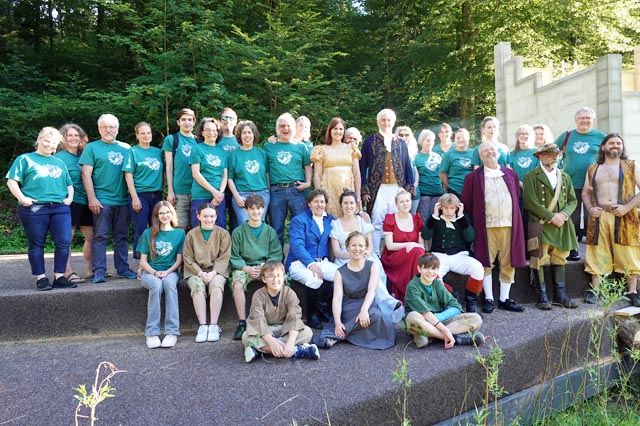 Das Ensemble mit Regisseurin Eva Mann, vorne in der Mitte. Foto: Peter Schütz