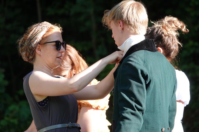 Blick fürs Detail. Regisseurin Eva Mann richtet den Kragen eines Schauspielers. Foto: Peter Schütz