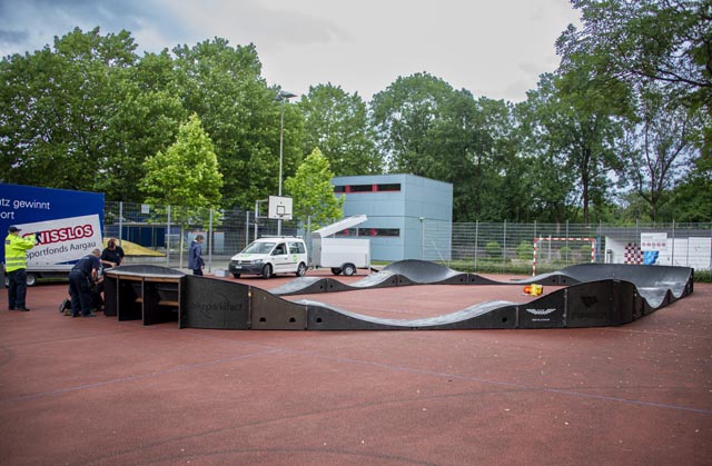 Die PumpTrack-Anlage steht bis am 10. August auf dem roten Platz beim Schulhaus Liebrüti. Foto: zVg