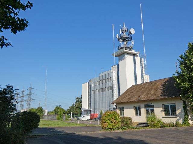 Das bestehende, mit dem Antennenmast 39 Meter hohe Swisssgrid-Gebäude. Foto: Jörg Wägli