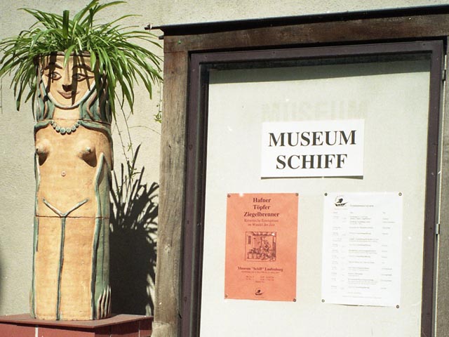 1996: Fluhgasse mit Plastikvon Nika Schudel. Foto: zVg