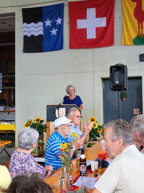 Gemeindepräsidentin Verena Buol begrüsst die vielen Besucherinnen und Besucher. Foto: zVg
