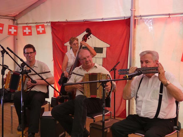 Urchige Klänge zur Einstimmung mit der Örgelimuusig Sorpresa. Foto: Jörg Wägli