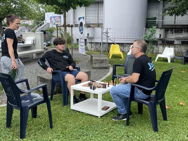 Schach in der Outdoor-Lounge. Foto: Lilia Staiger