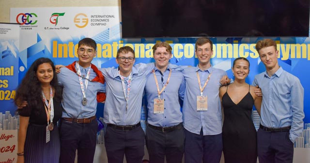 Von links: Ruhi Pungaliya, Lukas Trösch, Benjamin Thut, Silvan Thut (Teamleiter), Adrien Zaradez (Teamleiter), Elisa Maxhara und Silvio Scherrer. Foto: Adrien Zaradez, YES