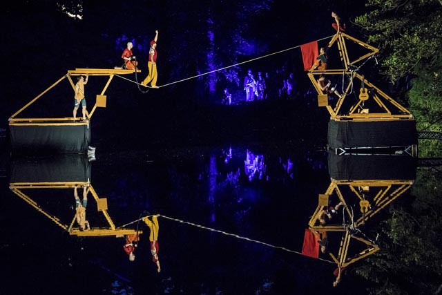 Die 15. Ausgabe der Brückensensationen beginnt fulminant und symbolträchtig mit einem artistischen Brückenschlag. Die Gruppe Cirque en edge zeigt auf einer knapp zehn Meter überspannenden Holzbrücke atemberaubende Artistik und Akrobatik. (Vorführungen, Freitag, 16. August, 18.45 Uhr, Samstag, 17. August, 17.45 Uhr, Sonntag, 18. August, 17.30 Uhr). Foto: © Frank Scheffka