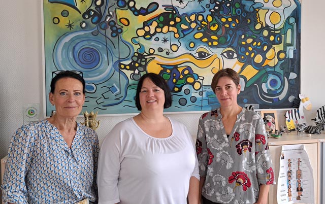 Das Team «Walk to Talk» (von links): Béa Bieber, Präsidentin des Gesundheitforums, Carola Bachthaler, Mindset-Trainerin der VHS, Stephanie Franosz, Abteilungsleitung Soziale Stadt und Services, Rheinfelden DE. Foto: zVg