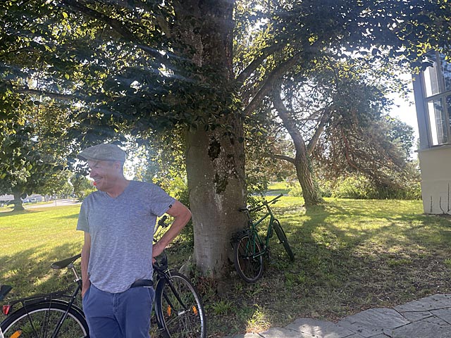 Regisseur Walter Küng beantwortet Fragen zum Theaterstück über die Bata-Geschichte in Möhlin. Foto: Lilia Staiger