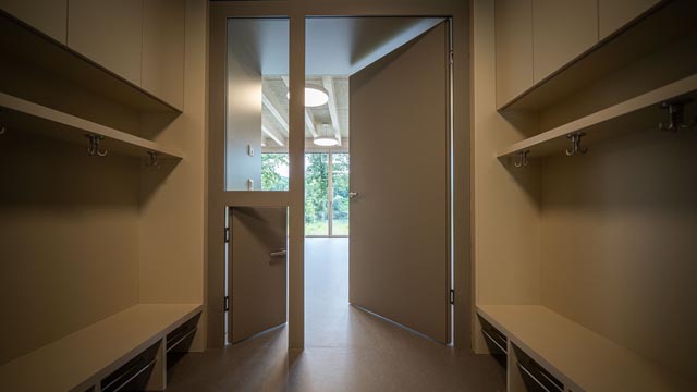 Kleine Türen direkt neben den grossen helfen den Kindern, sich selbstständig von Raum zu Raum zu bewegen. © Paul Scherrer Institut PSI/Mahir Dzambegovic