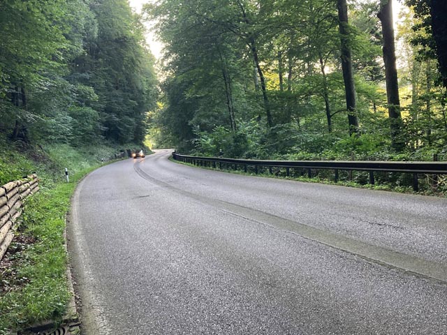 Steil geht es hinunter Richtung Effingen (Gemeinde Böztal). Foto: zVg