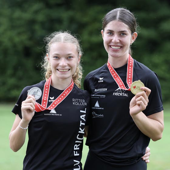 Fabienne Hoenke und Lucia Acklin brillieren mit Edelmetall an den Schweizer Meisterschaften. Foto: Doris Acklin