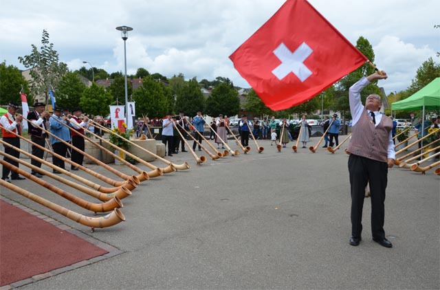 Alphornklänge vom Feinsten: Die teilnehmenden Bläserinnen und Bläser geben ihr Abschlusskonzert. Foto: Robert Bösiger