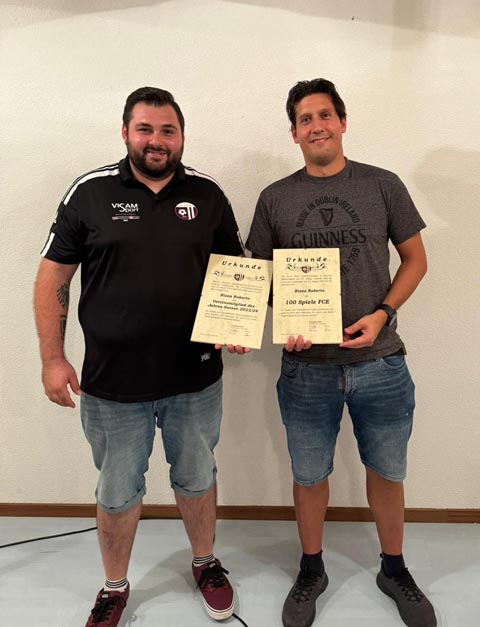 Daniel Spühler (links) mit dem neuen Ehrenmitglied Pascal Meier. Foto: zVg