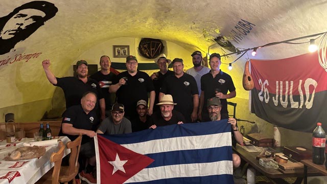 Markus Fischler (vorne mit Hut) besuchte den Verein «Viva Cuba» in seinem Bözer Lokal. Auf dem Bild sind alle Vereinsmitglieder bis auf eines plus zwei Aspiranten. Hinten links El Presidente Marc Deiss. Foto: zVg