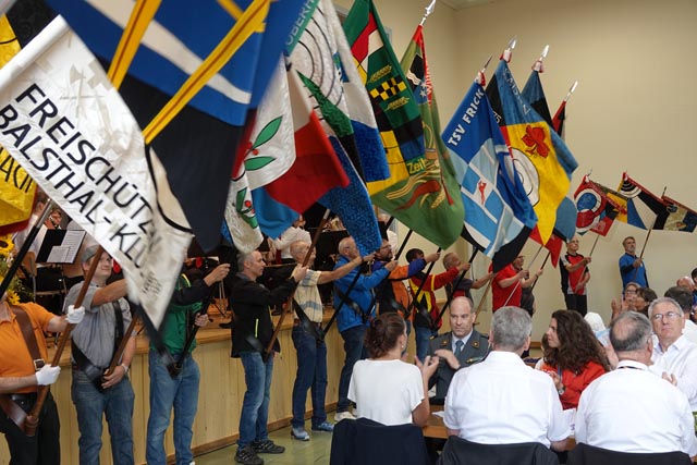 Wehende Fahnen für Chiara Leone,links neben Regierungsrat Alex Hürzeler. Foto: Peter Schütz