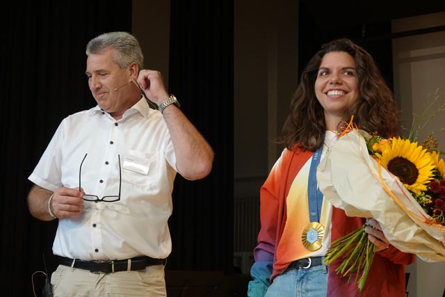 Gemeindeammann Daniel Suter mit Olympiasiegerin Chiara Leone. Foto: Peter Schütz Viertes Bild:
