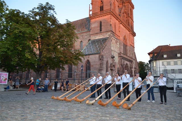 Gelebte Solidarität: Bei prächtigem Wetter hat die Alphorngruppe Magden unter anderem auf dem Basler Münsterplatz aufgespielt. Foto: Robert Bösiger