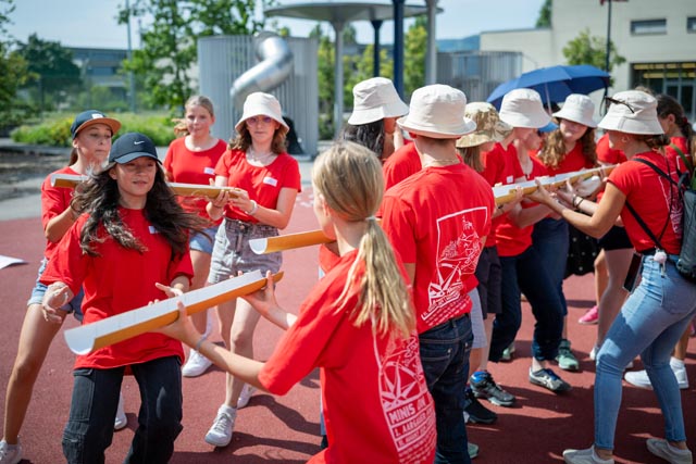Unter dem Motto «Gemeinsam unterwegs» kamen über 460 Ministrantinnen und Ministranten bei schönstem Wetter zusammen, um mit witzigen Spielen und fantasievollen Postenläufen gemeinsam den Aargau zu erkunden und sich und die anderen Scharen kennenzulernen. Foto: zVg