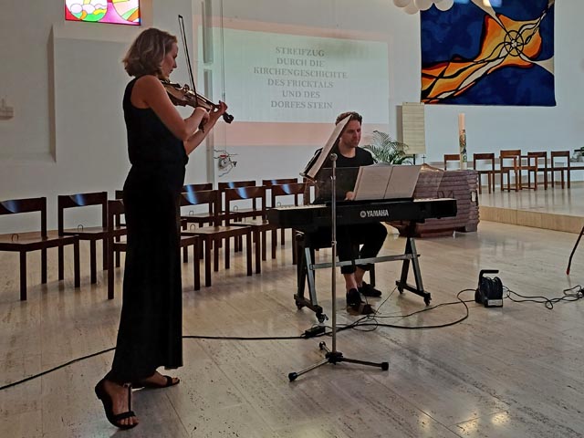 ris Ewald-Tillner, eine gebürtige Steinerin, und Jonathan Stich aus Adliswil, verwöhnten das Publikum mit Geigen- und Klavierklängen. Foto: zVg