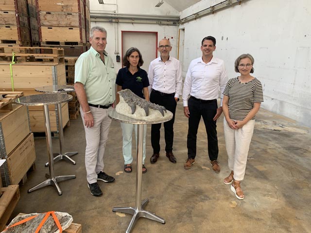 Gemeindeammann Daniel Suter, Museumsleiterin Dr. Andrea Oettl, Andreas Conzelmann (CEO der Jakob Müller Group), Stephan Bühler (Inhaber der Jakob Müller Holding AG), Saurier-Gemeinderätin Susanne Gmünder Bamert. Foto: zVg