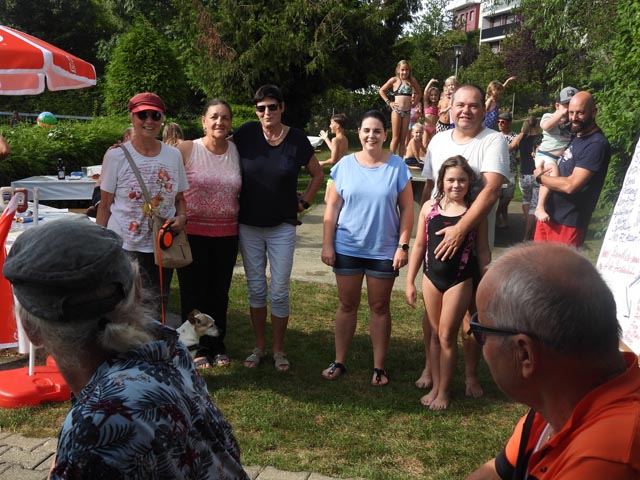Graziella Napoli (2. von links), Frau Vizeammann Jessica Meier (Mitte) und Abwart Tobias Treier (rechts) bei der Verabschiedung. Foto: Peter Bircher