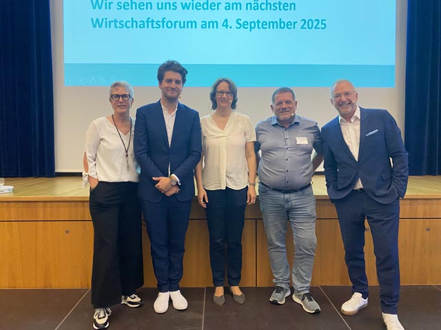 Von links: Françoise Moser, Präsidentin Fricktal Regio, konnte den Satiriker und KI-Experte Patrick «Karpi» Karpiczenko, Fachhochschuldozentin Prof. Dr. Susanne Suter sowie den Gründer der FlexBase Group in Laufenburg, Marcel Aumer, begrüssen. Moderiert wurde der Anlass von Patrick Rohr. Foto: Sonja Fasler 