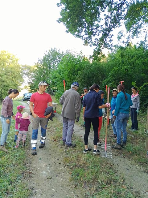 Mitgleider des Naturschutzvereins Obermumpf bei ihrem Arbeitseinsatz. Foto: zVg