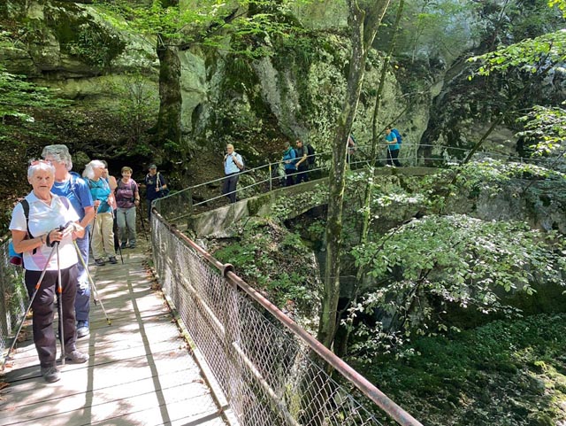 Die Pro Senectute Wandergruppe des Bezirks Laufenburg unterwegs durch die Taubenlochschlucht. Foto: Jean-Luc Schubiger