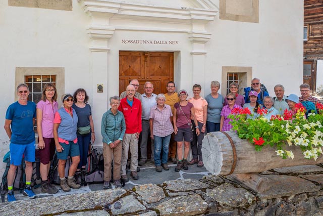 Die Pilgergruppe vor der Kapelle Nossa dunna dalla Neiv, deren Fassade jetzt eine Muschel ziert. Foto: Willi Baldinger