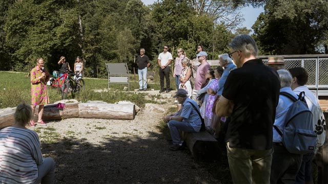 Claudia Rohrer spricht im Open-air-Schulzimmer am Magdenerbach zu den interessierten Anwesenden. Foto: zVg