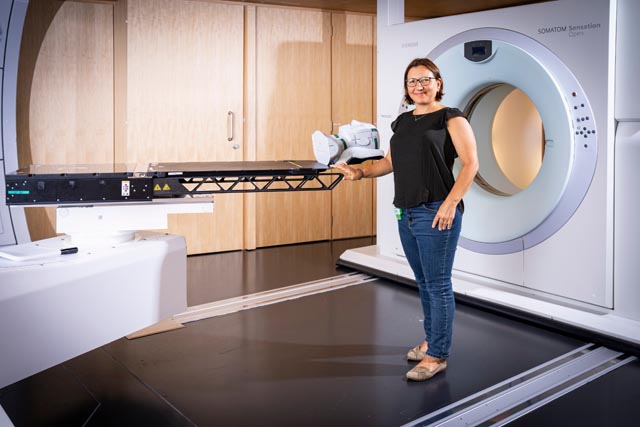 Die Medizinphysikerin Francesca Albertini hat einen neuen Workflow entwickelt. Damit kann der Behandlungsplan bei der Tumorbekämpfung mit Protonen täglich an kleinste körperliche Veränderungen angepasst werden. Foto: © Paul Scherrer Institut PSI/Mahir Dzambegovic