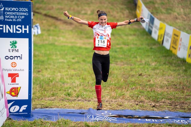 Simona Aebersold läuft auf den 2. Rang und sichert sich damit den Sieg im Gesamtweltcup. Foto: IOF/Erling Thisted