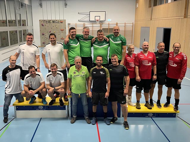 Das Podest: MR Münchwilen (1.), MR Zeiningen (2.), MR Möhlin (3.), MR Oeschgen (4.); für Zeiningen spielten (von links): Remo Freiermuth, Daniel Grüter, Patrick Körkel, Daniel Wiederkehr und Patrick Freiermuth. Foto: zVg