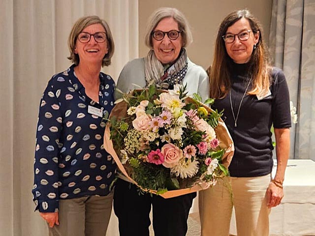 Rita Rheinegger (Mitte) war 35 Jahre Teil des Aargauer Roten Kreuzes. Marie-Helen Roniger und Manuela Giess (Leiterin und Mitarbeiterin der Regionalstelle Fricktal) übergaben ihr den Blumenstrauss. Foto: zVg